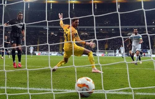 04.10.2018, xjhx, Fussball UEFA Europa League, Eintracht Frankfurt - Lazio Rom emspor, v.l. Kevin Trapp (Eintracht Frankfurt), Marco Parolo (Lazio Rom) Goal scored, erziehlt das Tor zum 1:1 (DFL DFB REGULATIONS PROHIBIT ANY USE OF PHOTOGRAPHS as IMAGE SEQUENCES and or QUASI-VIDEO) Frankfurt am Main