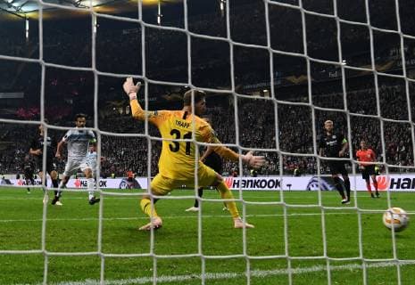 04.10.2018, xjhx, Fussball UEFA Europa League, Eintracht Frankfurt - Lazio Rom emspor, v.l. Marco Parolo (Lazio Rom), Kevin Trapp (Eintracht Frankfurt) Goal scored, erziehlt das Tor zum 1:1 (DFL DFB REGULATIONS PROHIBIT ANY USE OF PHOTOGRAPHS as IMAGE SEQUENCES and or QUASI-VIDEO) Frankfurt am Main