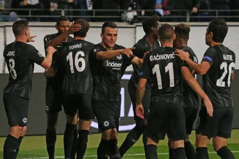 Fußball Europa League 02. Spieltag Eintracht Frankfurt - Lazio Rom am 04.10.2018 in der Commerzbank-Arena in Frankfurt Jubel, Torjubel, Torschuetze, Torschütze Filip Kostic (Frankfurt) jubelt nach seinem Tor zum 2 zu 1 mit der Mannschaft, u.a. Mijat Gacinovic (Frankfurt) , Makoto Hasebe (Frankfurt) , Lucas Torro (Frankfurt) , Sebastien Haller (Frankfurt) und Luka Jovic (Frankfurt)