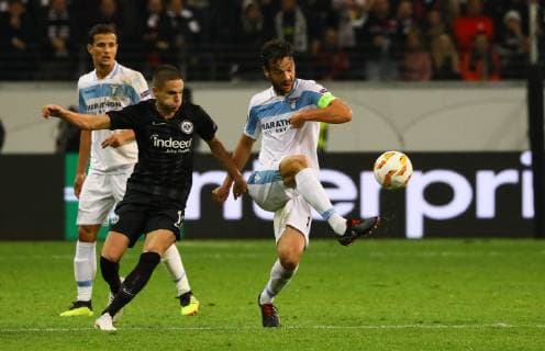Marco Parolo (Lazio Rom) gegen Mijat Gacinovic (Eintracht Frankfurt) - 04.10.2018: Eintracht Frankfurt vs. Lazio Rom, UEFA Europa League 2. Spieltag, Commerzbank Arena, DISCLAIMER: DFL regulations prohibit any use of photographs as image sequences and or quasi-video.