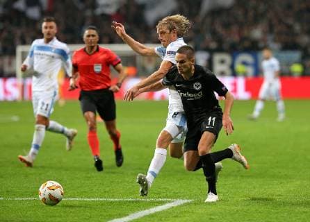 04.10.2018, Fussball UEFA Europa League 2018 2019, Gruppenphase, 2.Spieltag, Eintracht Frankfurt - Lazio Rom, in der Commerzbank-Arena Frankfurt. (L-R) Basta (Lazio Rom) im Zweikampf mit Mijat Gacinovic (Eintracht Frankfurt)