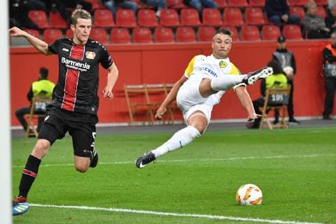 GER, UEFA EL, Bayer 04 Leverkusen (GER) vs. AEK Larnaka (CYP) 04. 10.2018, BayArena, Leverkusen, Europaleque, Vorrunde, GER, UEFA EL, Bayer 04 Leverkusen (GER) vs. AEK Larnaka (CYP), DFL regulations prohibit any use of photographs as image sequences and or quasi-video im Bild picture shows: Joan Guillem Truyols (AEK Larnaka 4), rettzet den Ball vor Sven Bender (Leverkusen 5),