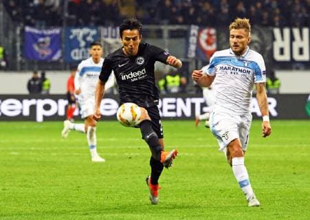 Makoto Hasebe (Eintracht Frankfurt) gegen Ciro Immobile (Lazio Rom) - 04.10.2018: Eintracht Frankfurt vs. Lazio Rom, UEFA Europa League 2. Spieltag, Commerzbank Arena, DISCLAIMER: DFL regulations prohibit any use of photographs as image sequences and or quasi-video.