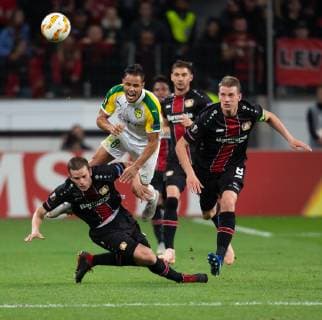 Leverkusen, Germany, 04.10.2018, UEFA Europa League - 2018 19 Season, Vorrunde, Gruppenphase - Gruppe A - 2. Spieltag, Bayer 04 Leverkusen - AEK Larnaka, Sven Bender (B04), Acoran Barrera Reyes (AEK), Lucas Alario (B04), Lars Bender (B04) im Zweikampf. ( DeFodi512