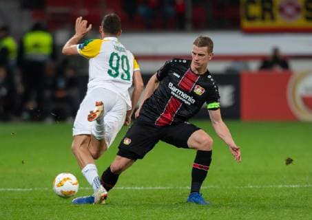 Leverkusen, Germany, 04.10.2018, UEFA Europa League - 2018 19 Season, Vorrunde, Gruppenphase - Gruppe A - 2. Spieltag, Bayer 04 Leverkusen - AEK Larnaka, Apostolos Giannou (AEK), Lars Bender (B04) im Zweikampf. ( DeFodi512