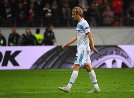 04.10.2018, xjhx, Fussball UEFA Europa League, Eintracht Frankfurt - Lazio Rom emspor, v.l. Dusan Basta (Lazio Rom) Gelbe-Rote Karte fuer, receive a yellow-red card, (DFL DFB REGULATIONS PROHIBIT ANY USE OF PHOTOGRAPHS as IMAGE SEQUENCES and or QUASI-VIDEO) Frankfurt am Main