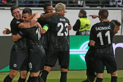 Fußball Europa League 02. Spieltag Eintracht Frankfurt - Lazio Rom am 04.10.2018 in der Commerzbank-Arena in Frankfurt Jubel, Torjubel, Torschuetze, Torschütze Filip Kostic (Frankfurt) jubelt nach seinem Tor zum 2 zu 1 mit Luka Jovic (Frankfurt) und Sebastien Haller (Frankfurt) umarmt Marco Russ (Frankfurt) und zeigt auf Mijat Gacinovic (Frankfurt)