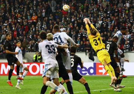 Parade Torwart Kevin Trapp (Eintracht Frankfurt) - 04.10.2018: Eintracht Frankfurt vs. Lazio Rom, UEFA Europa League 2. Spieltag, Commerzbank Arena, DISCLAIMER: DFL regulations prohibit any use of photographs as image sequences and or quasi-video.