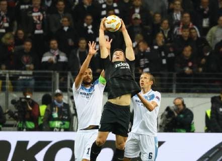 Sport Bilder des Tages Luka Jovic (Eintracht Frankfurt) hat den Ball gegen Marco Parolo (Lazio Rom) - 04.10.2018: Eintracht Frankfurt vs. Lazio Rom, UEFA Europa League 2. Spieltag, Commerzbank Arena, DISCLAIMER: DFL regulations prohibit any use of photographs as image sequences and or quasi-video.