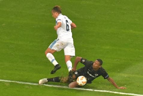 04.10.2018, xblx, Fussball UEFA Europa League, Eintracht Frankfurt - Lazio Rom emspor, v.l. Lucas Leiva (Lazio Rom), Sebastien Haller (Eintracht Frankfurt) (DFL DFB REGULATIONS PROHIBIT ANY USE OF PHOTOGRAPHS as IMAGE SEQUENCES and or QUASI-VIDEO) Frankfurt am Main