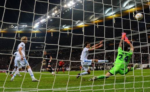 04.10.2018, xfux, Fussball UEFA Europa League, Eintracht Frankfurt - Lazio Rom, emspor, v.l. Filip Kostic (Eintracht Frankfurt), Silvio Proto (Lazio Rom) Goal scored, Tor zum 2:1 Frankfurt am Main