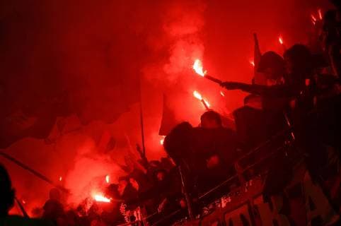 Sport Bilder des Tages 04.10.2018, xjhx, Fussball UEFA Europa League, Eintracht Frankfurt - Lazio Rom emspor, v.l. Fans Eintracht Frankfurt, Stimmung, Schals, bengalos (DFL DFB REGULATIONS PROHIBIT ANY USE OF PHOTOGRAPHS as IMAGE SEQUENCES and or QUASI-VIDEO) Frankfurt am Main