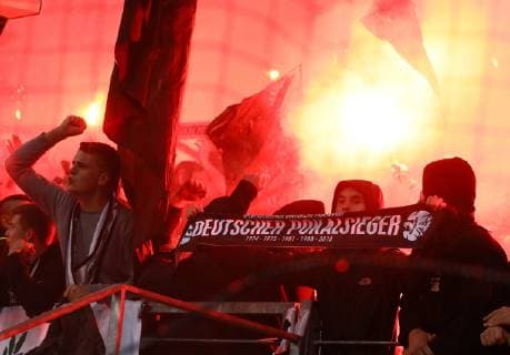 Eintracht Fans brennen nach der Halbzeitpause Bengalos ab - 04.10.2018: Eintracht Frankfurt vs. Lazio Rom, UEFA Europa League 2. Spieltag, Commerzbank Arena, DISCLAIMER: DFL regulations prohibit any use of photographs as image sequences and or quasi-video.