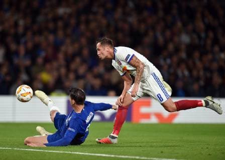 London, England, 04.10.2018, UEFA Europa League - 2018 19 Season, Vorrunde, Gruppenphase - Gruppe L - 2. Spieltag, FC Chelsea - Vidi FC Szekesfehervar, Álvaro Morata (Chelsea) and Anel Hadzic (Vorskla) battle for the ball ( DeFodi056