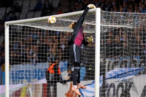 Sport Bilder des Tages Fußball, EL, Malmö FF - Besiktas Istanbul 181004 Andreas Vindheim of Malmö FF scores 1-0 behind Goalkeeper Loris Karius of Besiktas during the Europa League group stage match between Malmö FF and Besiktas on October 4, 2018 in Malmö. Photo: Ludvig Thunman BILDBYRAN kod LT 35544 Copyright: LUDVIGxTHUNMAN BB181004LT036