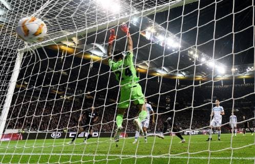 04.10.2018, xfux, Fussball UEFA Europa League, Eintracht Frankfurt - Lazio Rom, emspor, v.l. Silvio Proto (Lazio Rom), Danny da Costa (Eintracht Frankfurt) Goal scored, Tor zum 1:0 Frankfurt am Main