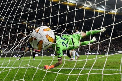04.10.2018, xfux, Fussball UEFA Europa League, Eintracht Frankfurt - Lazio Rom, emspor, v.l. Silvio Proto (Lazio Rom), Danny da Costa (Eintracht Frankfurt) Goal scored, Tor zum 1:0 Frankfurt am Main
