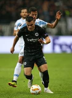 04.10.2018, Fussball UEFA Europa League 2018 2019, Gruppenphase, 2.Spieltag, Eintracht Frankfurt - Lazio Rom, in der Commerzbank-Arena Frankfurt. (L-R) Filip Kostic (Eintracht Frankfurt) im Zweikampf mit Luiz Felipe (Lazio Rom)