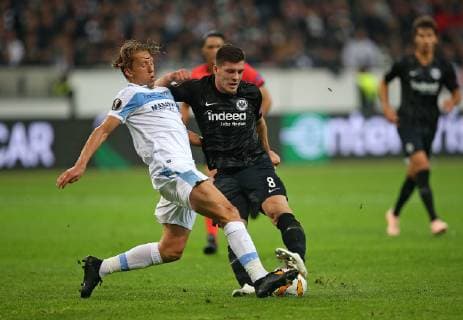 04.10.2018, Fussball UEFA Europa League 2018 2019, Gruppenphase, 2.Spieltag, Eintracht Frankfurt - Lazio Rom, in der Commerzbank-Arena Frankfurt. (L-R) Lucas Leiva (Lazio Rom) im Zweikampf mit Luka Jovic (Eintracht Frankfurt)