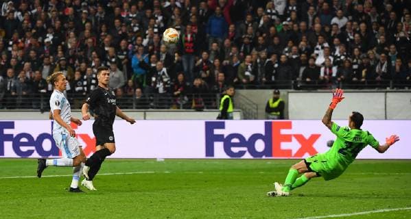 04.10.2018, xjhx, Fussball UEFA Europa League, Eintracht Frankfurt - Lazio Rom emspor, v.l. Lucas Leiva (Lazio Rom), Luka Jovic (Eintracht Frankfurt), Silvio Proto (Lazio Rom) Goal scored, erziehlt das Tor zum 3:1 (DFL DFB REGULATIONS PROHIBIT ANY USE OF PHOTOGRAPHS as IMAGE SEQUENCES and or QUASI-VIDEO) Frankfurt am Main