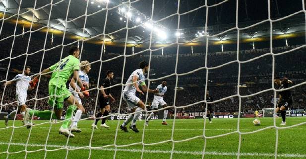 04.10.2018, xfux, Fussball UEFA Europa League, Eintracht Frankfurt - Lazio Rom, emspor, v.l. Silvio Proto (Lazio Rom), Filip Kostic (Eintracht Frankfurt) Goal scored, Tor zum 2:1 Frankfurt am Main