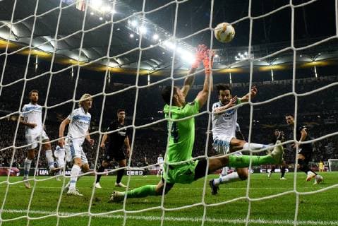 04.10.2018, xfux, Fussball UEFA Europa League, Eintracht Frankfurt - Lazio Rom, emspor, v.l. Silvio Proto (Lazio Rom), Filip Kostic (Eintracht Frankfurt) Goal scored, Tor zum 2:1 Frankfurt am Main