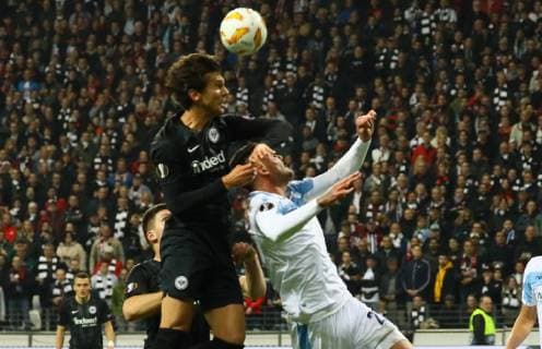 Lucas Torro (Eintracht Frankfurt) gegen Sergej Milinkovic-Savic (Lazio Rom) - 04.10.2018: Eintracht Frankfurt vs. Lazio Rom, UEFA Europa League 2. Spieltag, Commerzbank Arena, DISCLAIMER: DFL regulations prohibit any use of photographs as image sequences and or quasi-video.