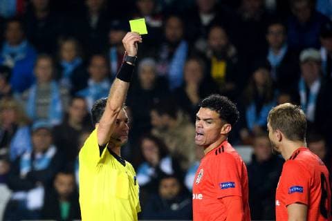 Fußball, EL, Malmö FF - Besiktas Istanbul 181004 Pepe of Besiktas is shown the yellow card during the Europa League group stage match between Malmö FF and Besiktas on October 4, 2018 in Malmö. Photo: Ludvig Thunman BILDBYRN kod LT 35544 Copyright: LUDVIGxTHUNMAN BB181004LT041