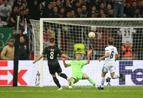 04.10.2018, Fussball UEFA Europa League 2018 2019, Gruppenphase, 2.Spieltag, Eintracht Frankfurt - Lazio Rom, in der Commerzbank-Arena Frankfurt. Tor zum 3:1, (L-R) Torschütze Luka Jovic (Eintracht Frankfurt) im Zweikampf mit Torwart Silvio Proto (Lazio Rom) und Lucas Leiva (Lazio Rom)