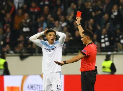 Sport Bilder des Tages Rote Karte für Joaquin Leiva (Lazio Rom) - 04.10.2018: Eintracht Frankfurt vs. Lazio Rom, UEFA Europa League 2. Spieltag, Commerzbank Arena, DISCLAIMER: DFL regulations prohibit any use of photographs as image sequences and or quasi-video.
