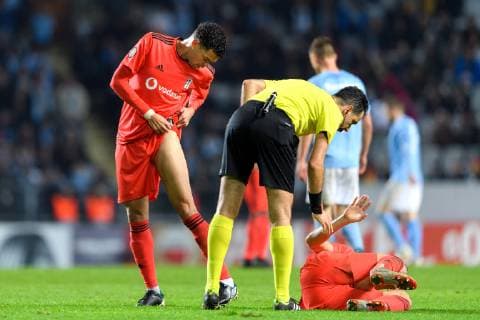 181004 Pepe of Besiktas checks his leg during the Europa League group stage match between Malmö FF and Besiktas on October 4, 2018 in Malmö. Photo: Petter Arvidson BILDBYRN kod PA 92119 Copyright: PETTERxARVIDSON BB181004PA043