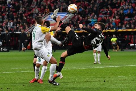 GER, UEFA EL, Bayer 04 Leverkusen (GER) vs. AEK Larnaka (CYP) 04. 10.2018, BayArena, Leverkusen, Europaleque, Vorrunde, GER, UEFA EL, Bayer 04 Leverkusen (GER) vs. AEK Larnaka (CYP), DFL regulations prohibit any use of photographs as image sequences and or quasi-video im Bild picture shows: Kai Havertz (Leverkusen 29), versucht es mit einem Fallrueckzieher gegen Joan Guillem Truyols (AEK Larnaka 4),