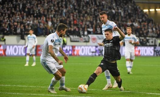 04.10.2018 GER, Frankfurt am Main, Commerzbankarena UEFA Europa League Eintracht Frankfurt (SGE) - Lazio Rom Jovic, Luka (8, Eintracht Frankfurt) gegen Luis Felipe (Lazio Rom) links Sergej Milinkovic-Savic (Lazio Rom) DFL regulations prohibit any use of photographs as image sequences and or quasi-video