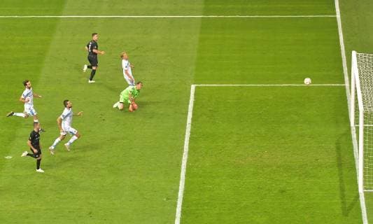 04.10.2018, xblx, Fussball UEFA Europa League, Eintracht Frankfurt - Lazio Rom emspor, v.l. Luka Jovic (Eintracht Frankfurt), Goal scored, Tor zum 2:1, (DFL DFB REGULATIONS PROHIBIT ANY USE OF PHOTOGRAPHS as IMAGE SEQUENCES and or QUASI-VIDEO) Frankfurt am Main