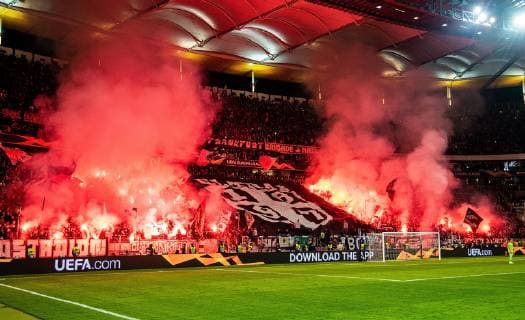 04.10.2018, xfux, Fussball UEFA Europa League, Eintracht Frankfurt - Lazio Rom, emspor, v.l. Fans Eintracht Frankfurt, Stimmung, Schals, Pyrotechnik, Pyro, Rauch, Feuer, Randale, Bengalos, Rauchbomben, pirotecnica, fumo, fuoco Frankfurt am Main