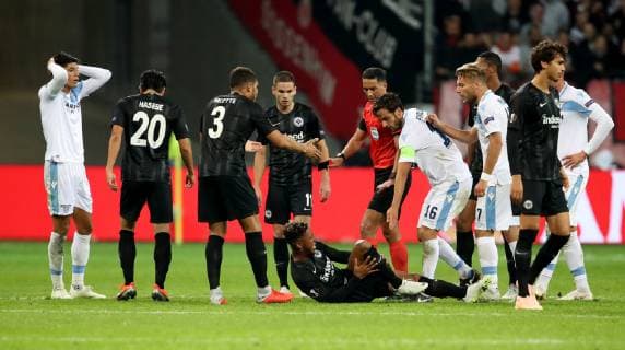 Deutschland, Frankfurt am Main, Commerzbank-Arena, 04.10.2018, Fussball - UEFA Europa League - Eintracht Frankfurt - Lazio Rom Bild: v. lk. Schiedsrichter Referee Serdar Gözübüyük m. zeigt Joaquin Correa (Lazio Rom, 11) lk. die rote Karte nach Foul an Jonathan de Guzman (Eintracht Frankfurt, 6) m. Copyright: HMBxMedia xHeikoxBecker