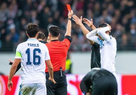 04.10.2018, xfux, Fussball UEFA Europa League, Eintracht Frankfurt - Lazio Rom, emspor, v.l. Referee Schiedsrichter Serdar Goezuebueyuek zeigt Joaquin Correa (Lazio Rom) die Rote Karte für, red card for, Platzverweis, Game Misconduct Frankfurt am Main