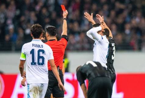 04.10.2018, xfux, Fussball UEFA Europa League, Eintracht Frankfurt - Lazio Rom, emspor, v.l. Referee Schiedsrichter Serdar Goezuebueyuek zeigt Joaquin Correa (Lazio Rom) die Rote Karte für, red card for, Platzverweis, Game Misconduct Frankfurt am Main