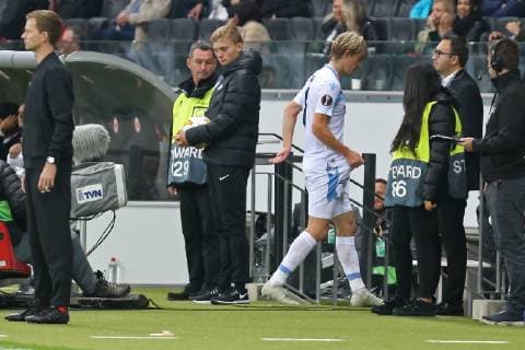 Fußball Europa League 02. Spieltag Eintracht Frankfurt - Lazio Rom am 04.10.2018 in der Commerzbank-Arena in Frankfurt Schiedsrichter Serdar Gözübüyük Goezuebueyuek (NED) hat Dusan Basta (Lazio) die Rote Karte gezeigt, jetzt schleicht er vom Platz und verschwindet sofort in die Kabine