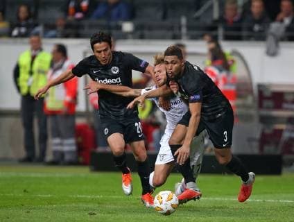 04.10.2018, Fussball UEFA Europa League 2018 2019, Gruppenphase, 2.Spieltag, Eintracht Frankfurt - Lazio Rom, in der Commerzbank-Arena Frankfurt. (L-R) Makoto Hasebe (Eintracht Frankfurt) im Zweikampf mit Ciro Immobile (Lazio Rom) und Simon Falette (Eintracht Frankfurt)