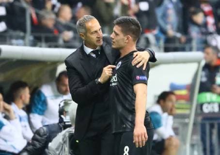 Luka Jovic (Eintracht Frankfurt) wird von Trainer Adi Hütter (Eintracht Frankfurt) beglückwünscht - 04.10.2018: Eintracht Frankfurt vs. Lazio Rom, UEFA Europa League 2. Spieltag, Commerzbank Arena, DISCLAIMER: DFL regulations prohibit any use of photographs as image sequences and or quasi-video.