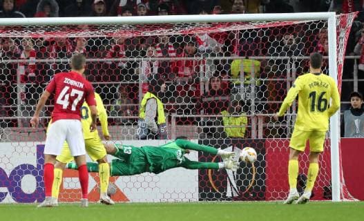 MOSCOW, RUSSIA â€“ OCTOBER 4, 2018: Villarreal s goalkeeper Andres Fernandez (C) in action in their 2018 19 UEFA Europa League Group G Round 2 football match against FC Spartak Moscow at Otkrytie Arena Stadium. Sergei Fadeichev TASS  TS09295C