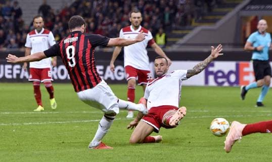 IPP20181004 Football - soccer: UEFA Europa League 2018 2019, AC Mailand - Olympiakos Piräus, gonzalo higuain segna il gol del momentaneo 2-1 (Verwendung nur in Deutschland - GERMANY ONLY) *** IPP20181004 Football soccer UEFA Europa League 2018 2019 AC Milan Olympiacos Piraeus gonzalo higuain segmen il gol del momentaneo 2 1 Use only in Germany GERMANY ONLY 