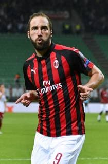 IPP20181004 Football - soccer: UEFA Europa League 2018 2019, AC Mailand - Olympiakos Piräus, gonzalo higuain esulta dopo il gol del 2-1 (Verwendung nur in Deutschland - GERMANY ONLY) *** IPP20181004 Football soccer UEFA Europa League 2018 2019 AC Milan Olympiacos Piraeus gonzalo higuain esopho dopo il gol del 2 1 Use only in Germany GERMANY ONLY 