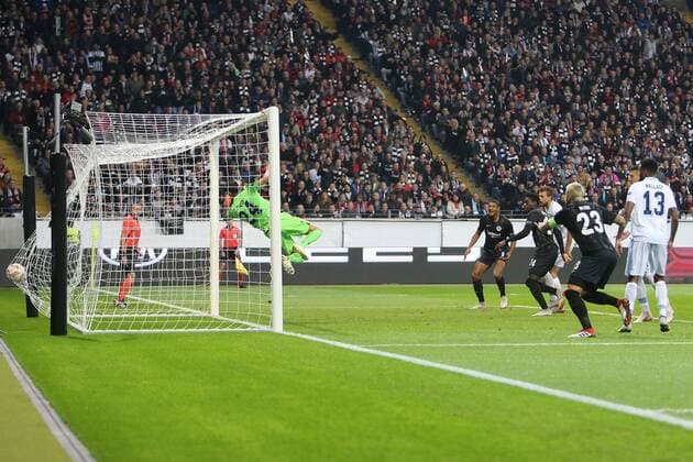 Tor zum 1:0 durch Danny da Costa (Eintracht Frankfurt , Nr. 24) gegen Torwart Silvio Proto (Lazio Rom, 24) , Eintracht Frankfurt - Lazio Rom, Fussball UEFA EURO Fussball LEAGUE, Saison 2018 2019, Heimspiel, 04.10.2018, -