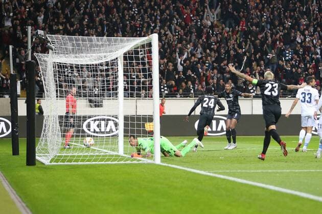 Tor zum 1:0 durch Danny da Costa (Eintracht Frankfurt , Nr. 24) gegen Torwart Silvio Proto (Lazio Rom, 24), f9< und Marco Russ (Eintracht Frankfurt , Nr. 23) jubeln, Torjubel , Eintracht Frankfurt - Lazio Rom, Fussball UEFA EURO Fussball LEAGUE, Saison 2018 2019, Heimspiel, 04.10.2018, -