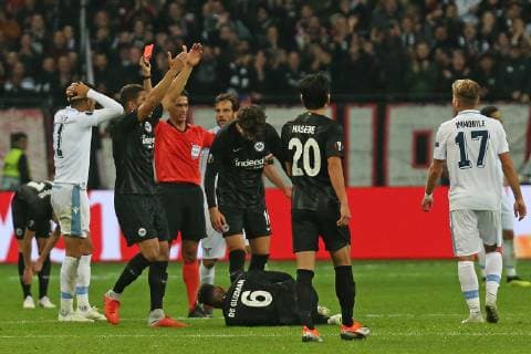 Fußball Europa League 02. Spieltag Eintracht Frankfurt - Lazio Rom am 04.10.2018 in der Commerzbank-Arena in Frankfurt Schiedsrichter Serdar Gözübüyük Goezuebueyuek (NED) hat Joaquin Correa (Lazio) nach einem Foul an Jonathan de Guzman (Frankfurt) die rote Karte gezeigt