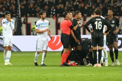 Fußball Europa League 02. Spieltag Eintracht Frankfurt - Lazio Rom am 04.10.2018 in der Commerzbank-Arena in Frankfurt Schiedsrichter Serdar Gözübüyük Goezuebueyuek (NED) hat Joaquin Correa (Lazio) nach einem Foul an Jonathan de Guzman (Frankfurt) die rote Karte gezeigt, Ciro Immobile (Lazio) diskutiert mit Lucas Torro (Frankfurt) , Sebastien Haller (Frankfurt) , Mijat Gacinovic (Frankfurt)