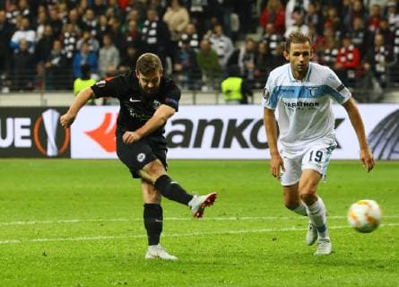 Marc Stendera (Eintracht Frankfurt) zieht ab - 04.10.2018: Eintracht Frankfurt vs. Lazio Rom, UEFA Europa League 2. Spieltag, Commerzbank Arena, DISCLAIMER: DFL regulations prohibit any use of photographs as image sequences and or quasi-video.