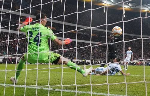 04.10.2018, xjhx, Fussball UEFA Europa League, Eintracht Frankfurt - Lazio Rom emspor, v.l. Danny da Costa (Eintracht Frankfurt) Goal scored, erziehlt das Tor zum 4:1 (DFL DFB REGULATIONS PROHIBIT ANY USE OF PHOTOGRAPHS as IMAGE SEQUENCES and or QUASI-VIDEO) Frankfurt am Main